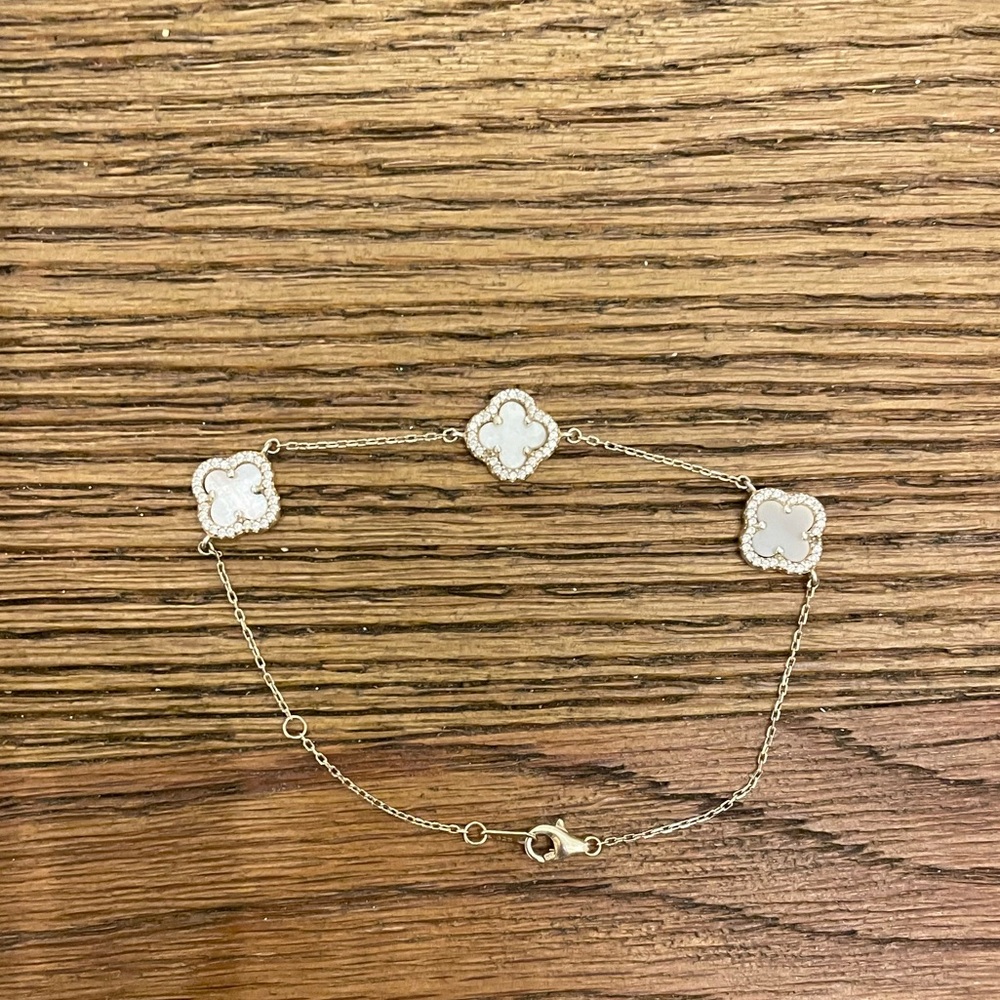 WHITE SILVER AND LITTLE GOLD CLOVER BRACELET